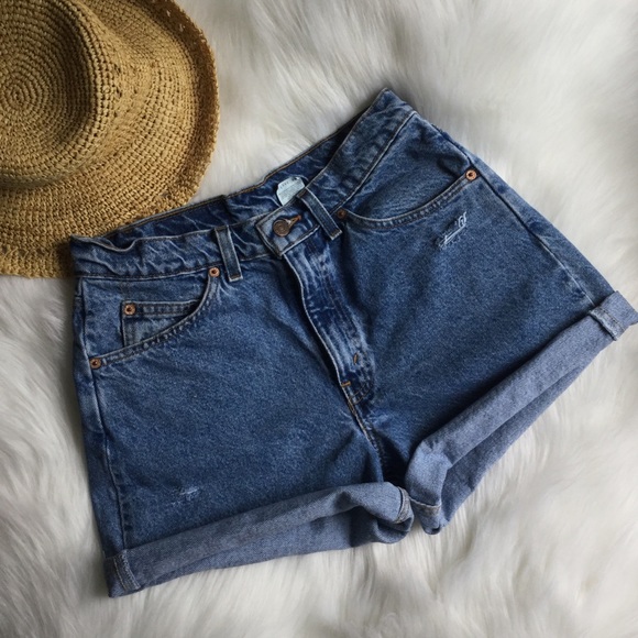 Levi's Pants - High Waisted Relaxed 550 Levi’s Denim Shorts 🌻